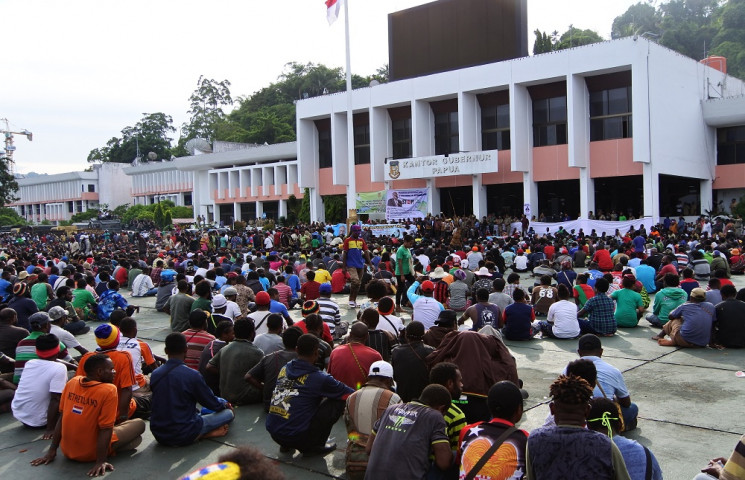 Ribuan Masyarakat Tuntut Stop Kriminalisasi Terhadap Gubernur 